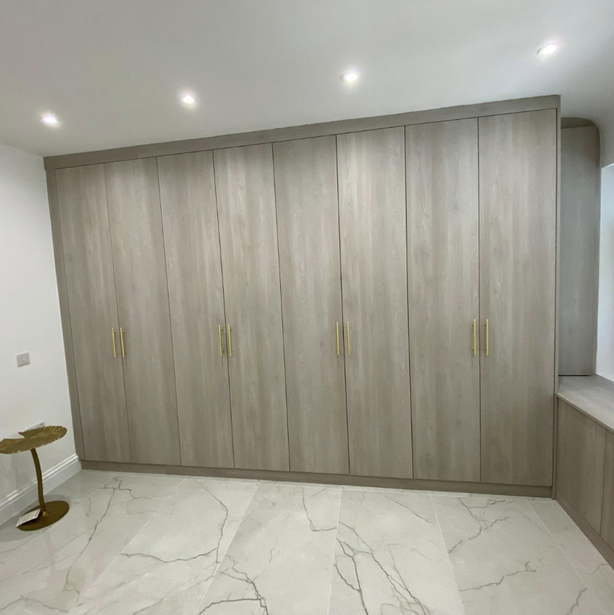 Reach-in closet system